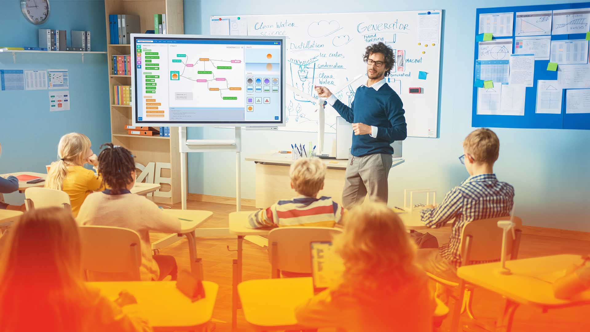 Testbild: Lehrkraft mit SmartFox-Display im Klassenraum – Beispielansicht